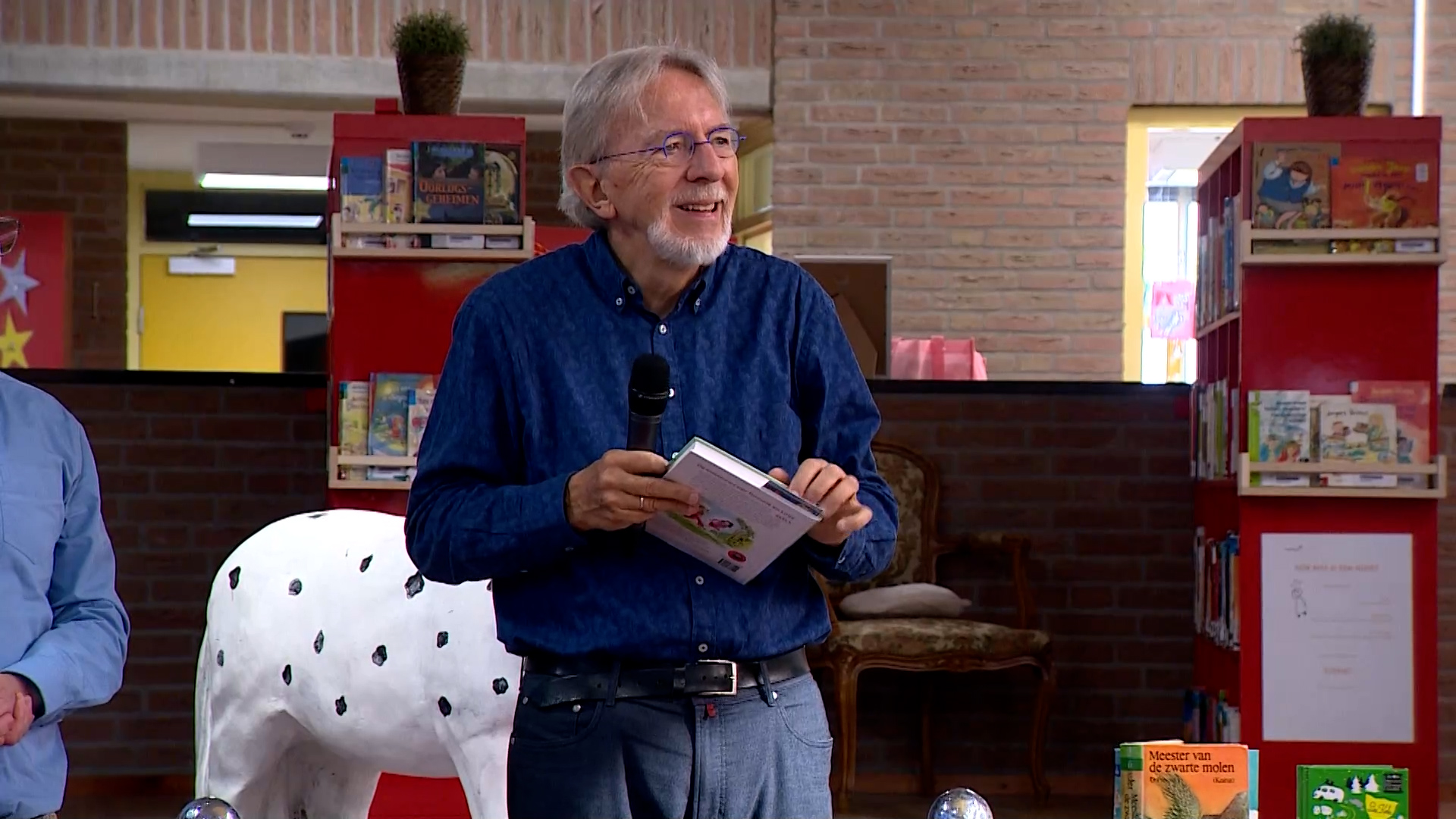 Kinderboekenschrijver Jacques Vriens opent schoolbibliotheek op basisschool Ulestraten